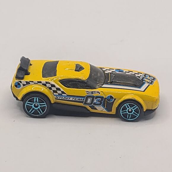 Hot Wheels Fast Fish Stunt Team 03 Yellow Car - Picture 1 of 5